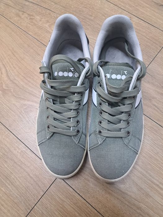 Vând adidași (teniși)Diadora