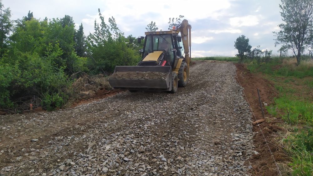 Услуги с трактор , багер и самосвал.