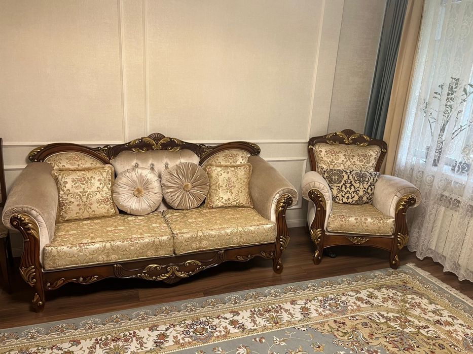 Продам диван и двумя креслами