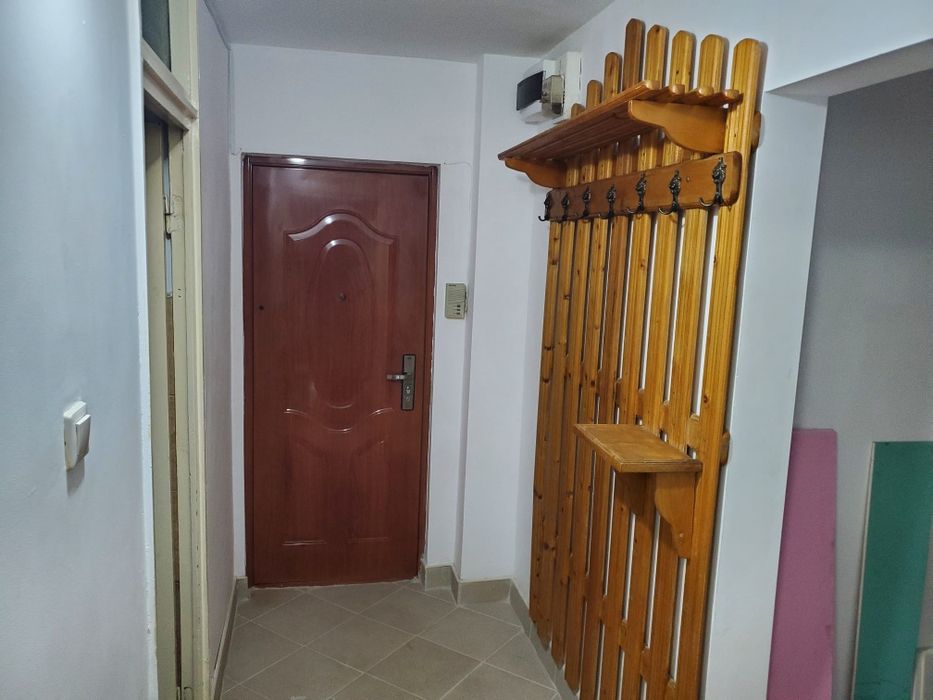 Inchiriez Apartament 3 camere, Strand, Parter, disponibil de la 01.07.2026