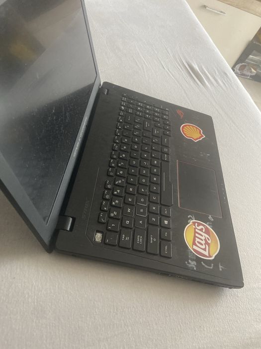 Laptop gaming mai multe detali in privat