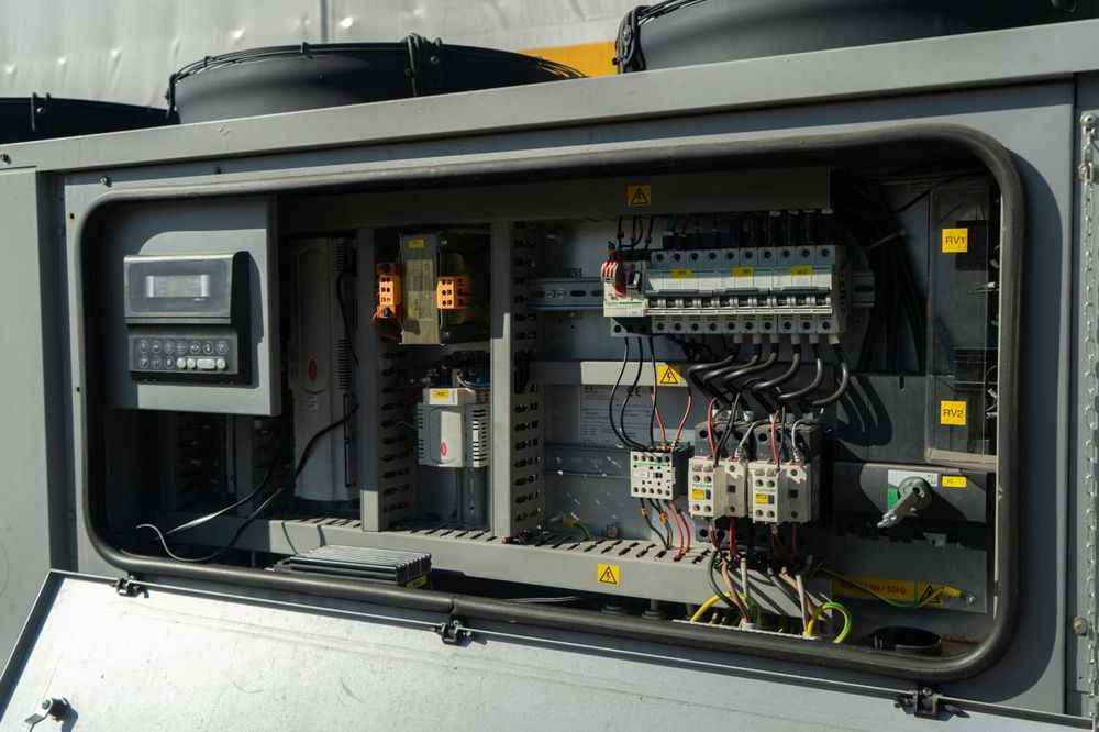 Vand/inchiriez chiller UNIFLAIR ERAC 1221A 120 KW