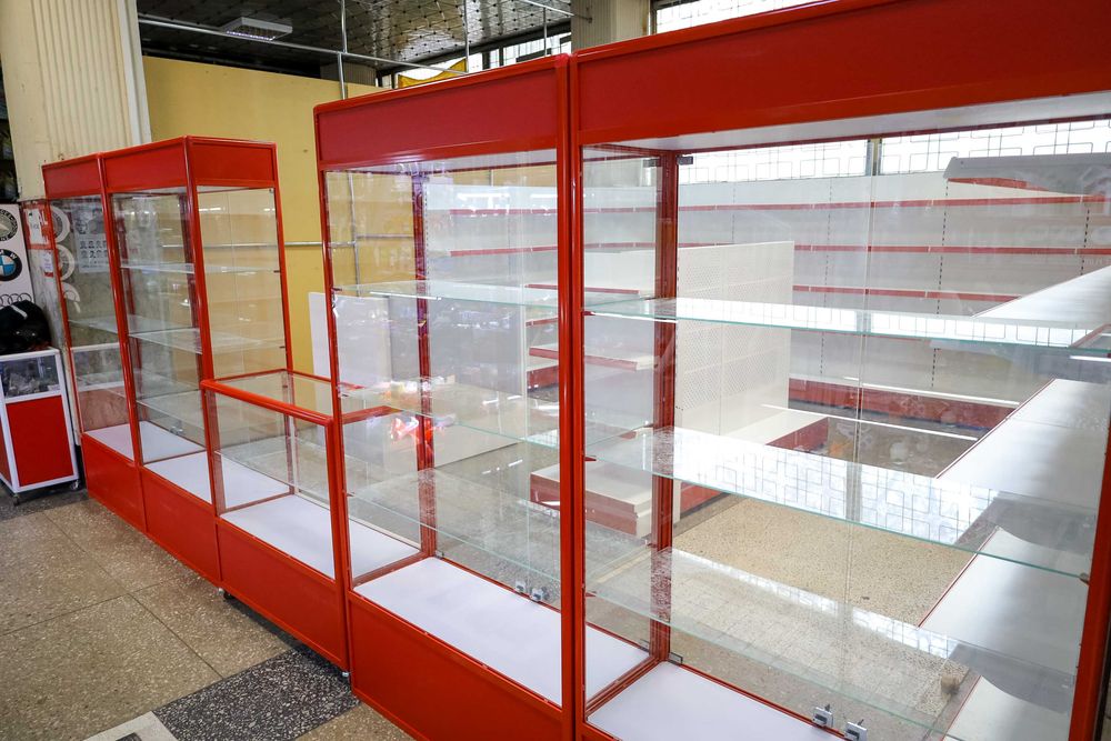 Стеклянные и профильные витрины. Shisha va profil vitrinalari