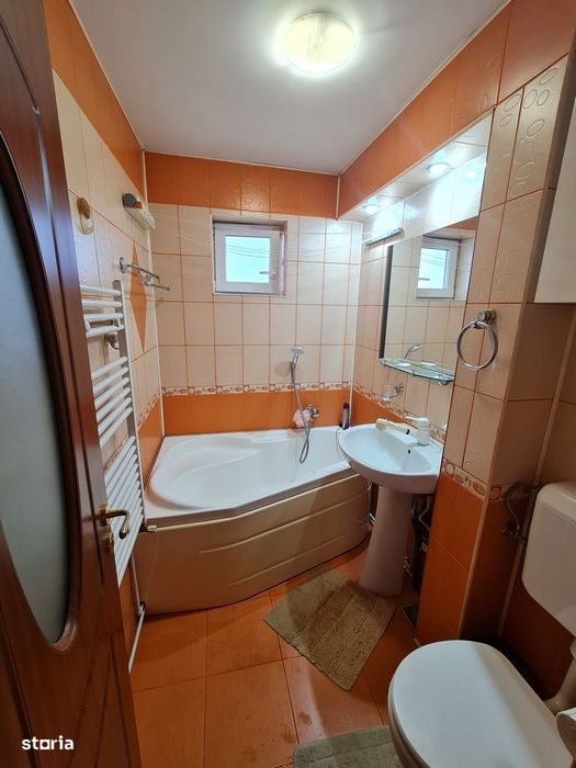 Inchiriez apartament 2 camere Modern Bou Rosu, et. 1, Centrala, Clima.