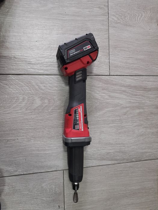 Biax polizor Milwaukee M 18 FDG
18 v
Un acumulator 3 Ah
Una Freză
Nou nefolosit
990 făra G