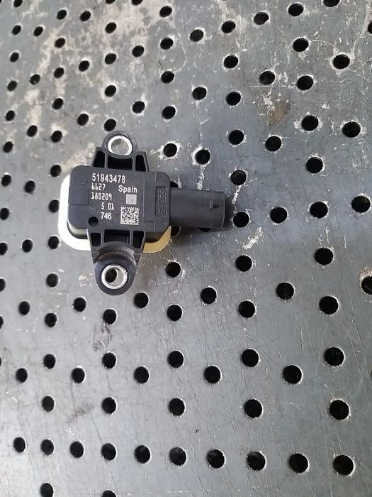 Senzor impact dreapta fata maserati ghibli m157 51943478