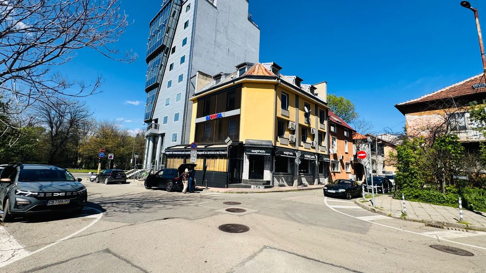 Отдава под наем помещение със статут гараж 29,5 м.кв. София Прощад Папа Йоан Павел II N 3