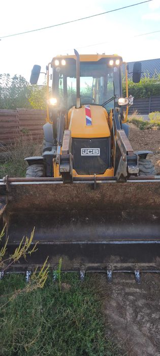 Vând buldoexcavator jcb 3cx