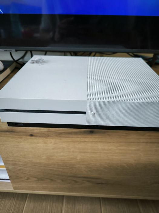 Xbox one S 1TB + допълнителни игри
