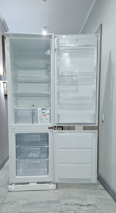 Холодильник встраиваемый Electrolux  ENN92801BW