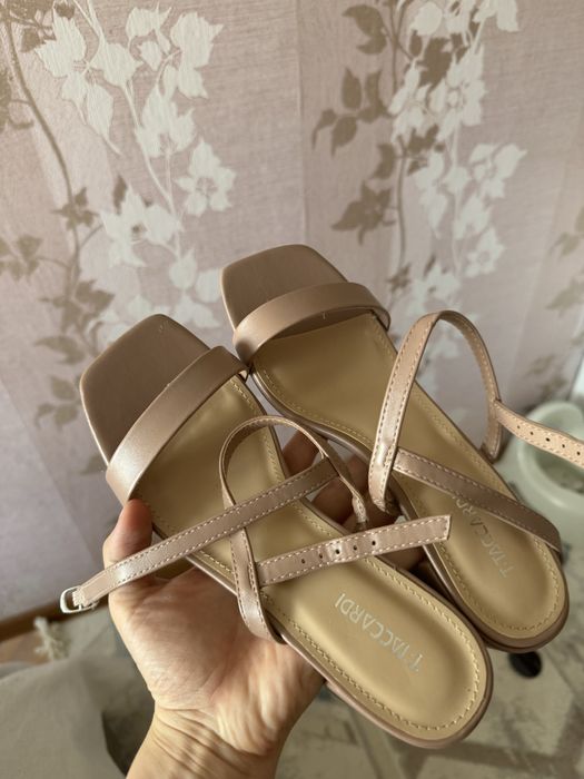 Продам босоножки