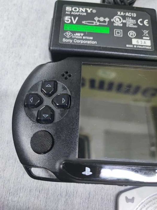 Sony PSP E1004 cu alimentator original, husă protecție și joc FIFA 10