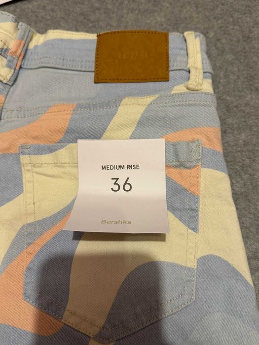 Pantaloni scurti BERSHKA