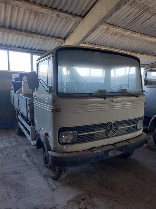 Camion Mercedes cu macara