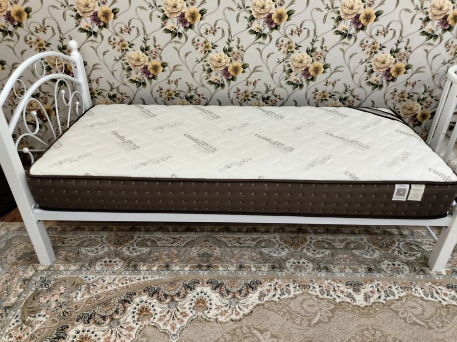 Продам кровать с матрасом