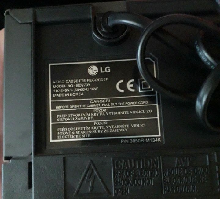 Vând video LG cu tot cu masina de derulat casete video!