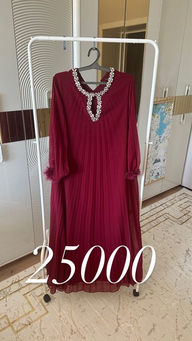 Женская одежда разная от шуб до платьев