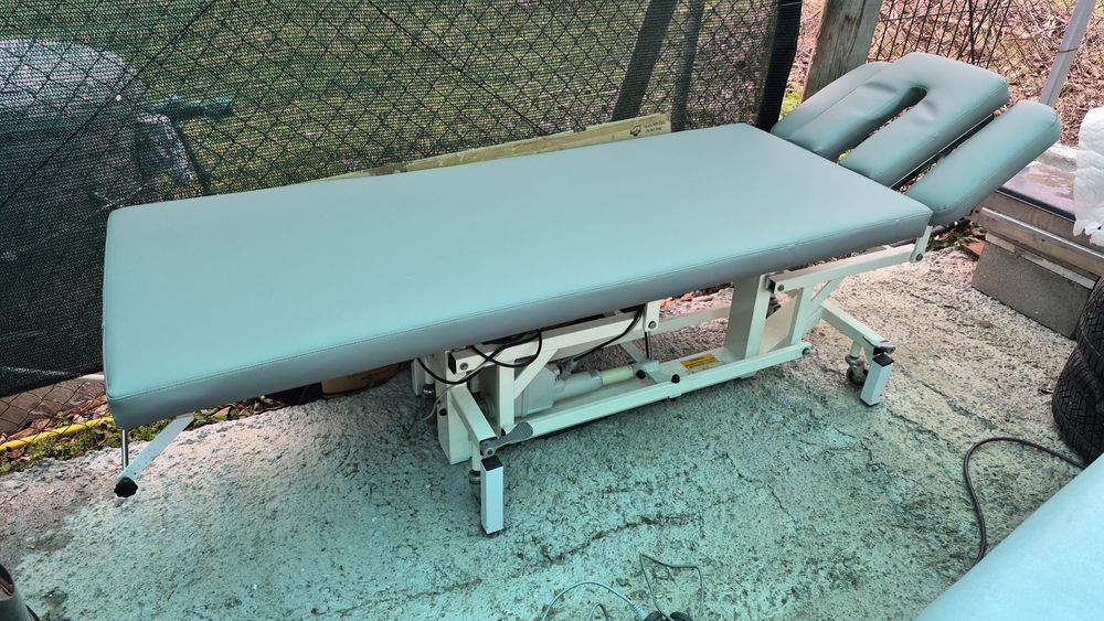 Продавам 2броя масажни легла
