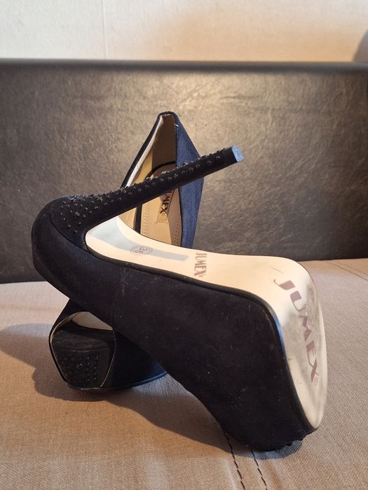 Елегантни дамски обувки с висок ток.