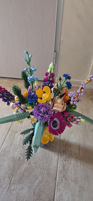 Сглобено Lego букет цветя