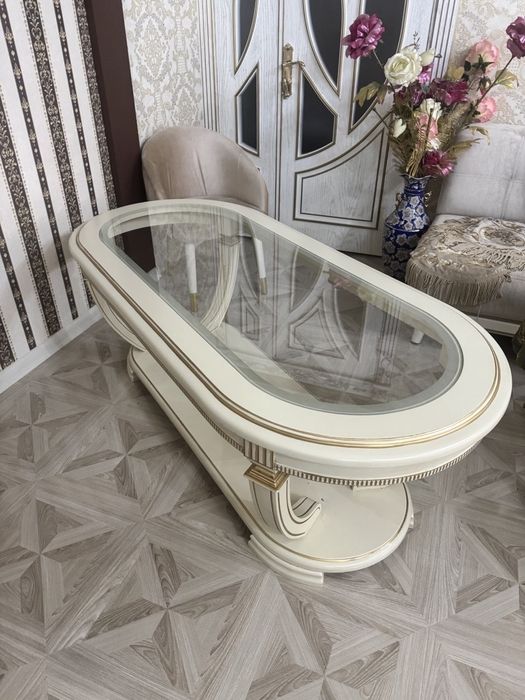 Стол крашенный красивый