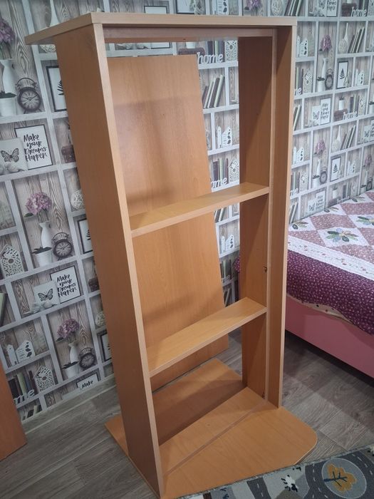 Детская кровать и коврик в комнату