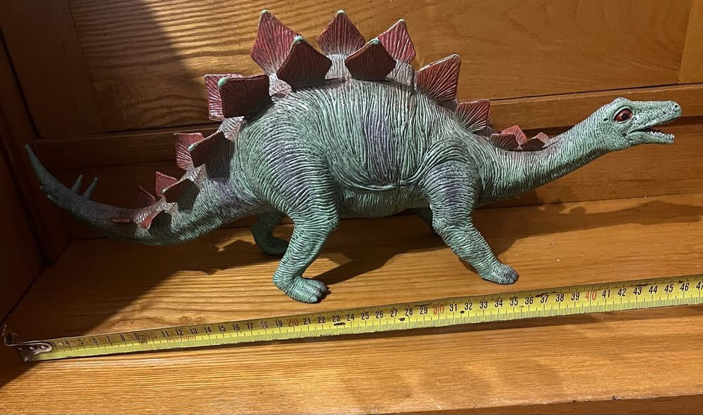 Dinozaur, cu lungimea de 46 cm.