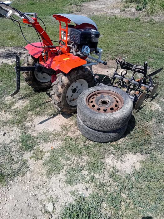 Vând motocultor este de 13 cai