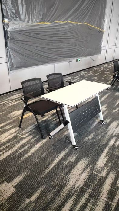 Bolalar parta stul past baland buladi.
Xitoy mahsuloti