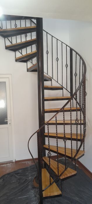 Realizăm la comandă: Scări Spirală