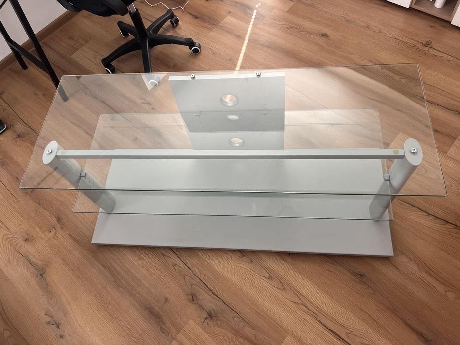 Продавам стъклен шкаф за телевизор