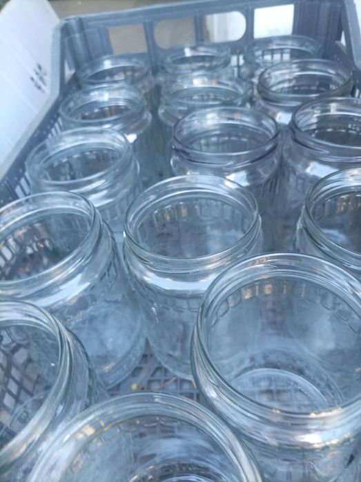 Продавам около 1000бр.  буркани 580 мл.