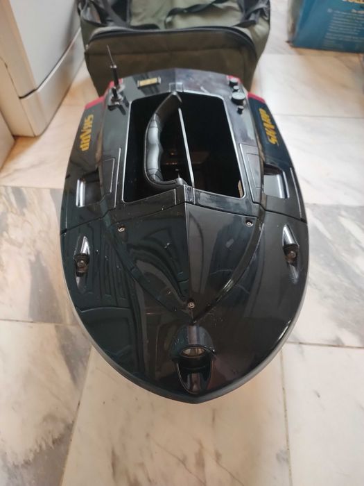 Лодка за захранка и нанасяне на въдици