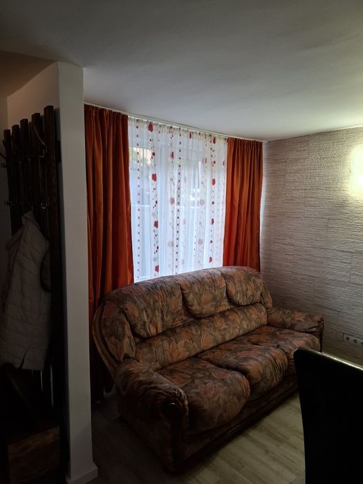Închiriez casă 3 camere