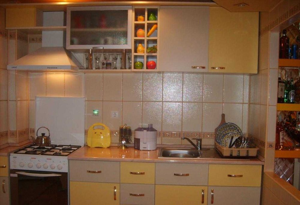 Proprietar, Ofer spre inchiriere Apartament 3 camere mobilat si utilat, zona Piata-Mioveni.
