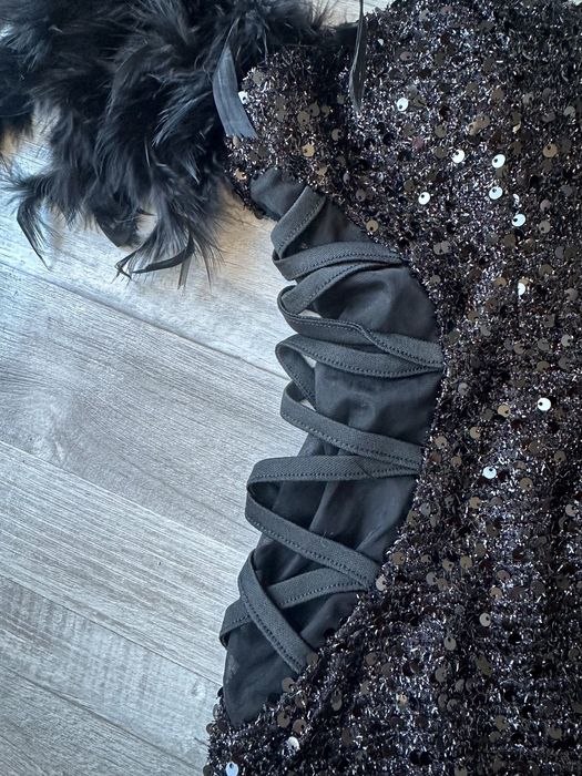 Нова къса черна рокля с пайети и пера