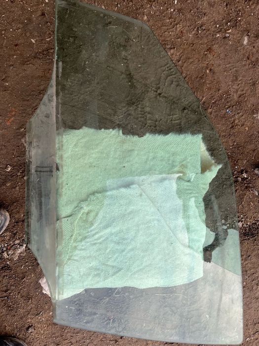 Продам боковые стекла Мерседеса