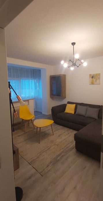 Inchiriez apartament 2 camere cu loc de parcare Piața București.