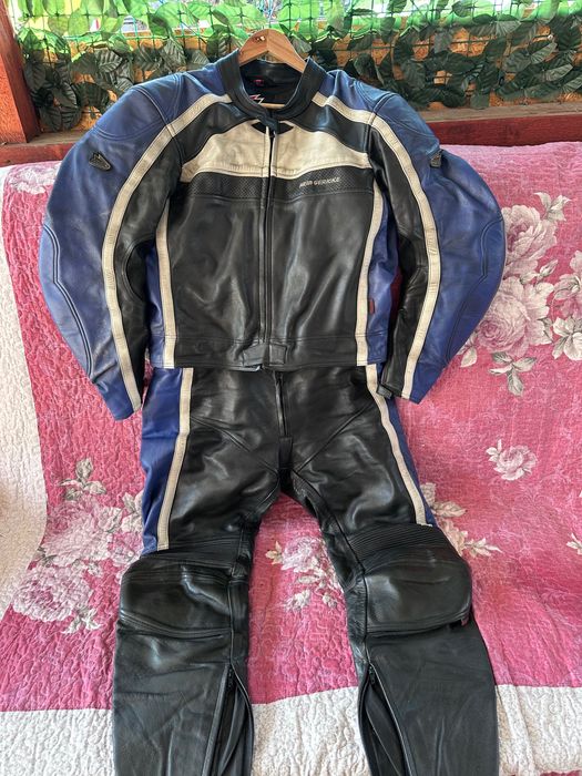 Combinezoane moto dintr o singură piesă