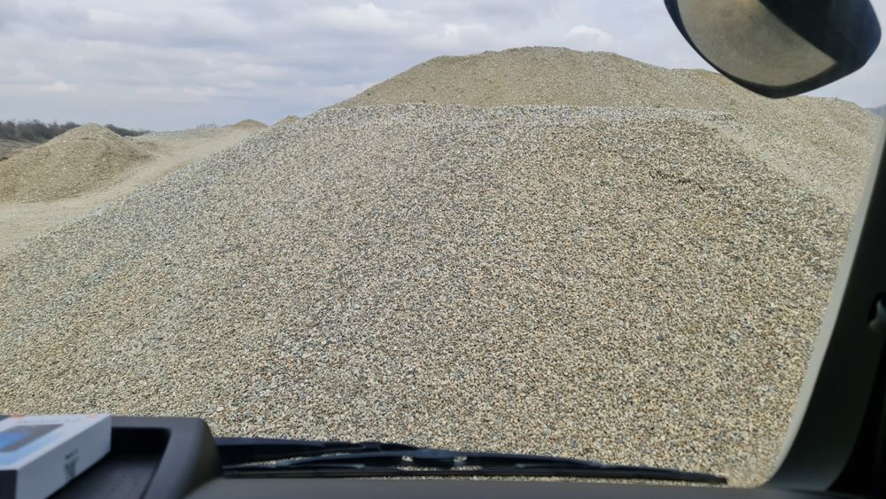 Inchiriez excavator  camion   balast sort pămân