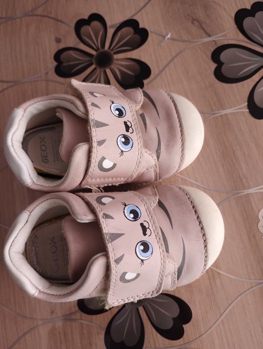 Продавам бебешки обувки