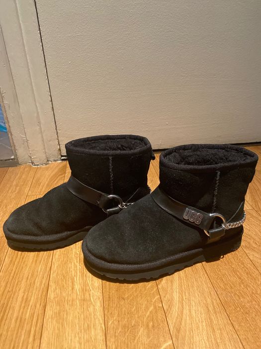 Cizme UGG fete, culoare neagra, marime 36, scurte, model cu lant/logo