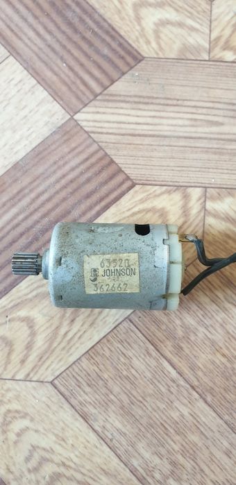 Моторчик на 12 вольт.