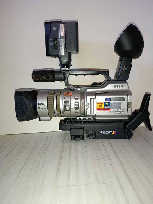 Професионална видеокамера sony 2000