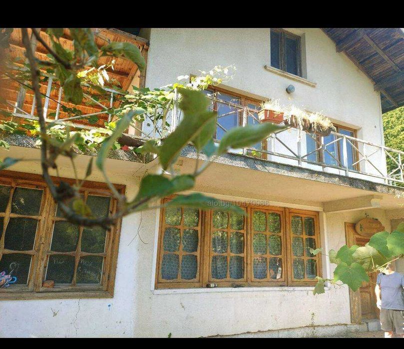 Продавам в гр.Тетевен имот ВЕДНО с 5 сгради и гараж  за жилищни цели