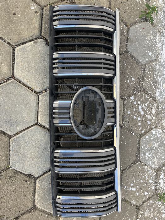 Поодам решетку радиатора Тойота Прадо 150