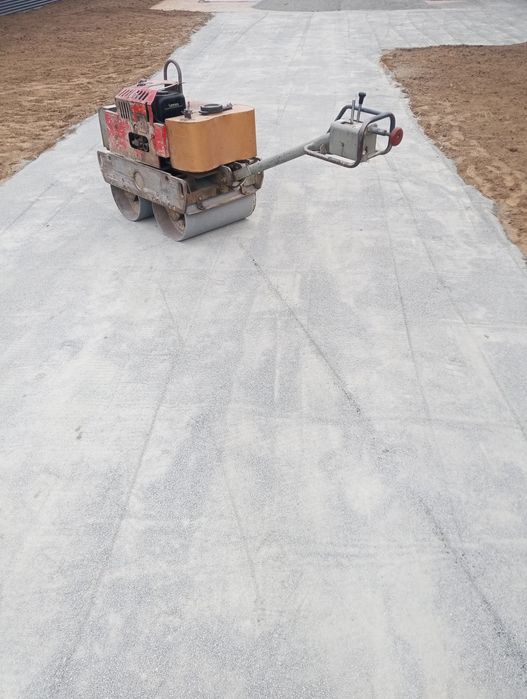 Cu ; deservent; cilindru compactor, alei pietonale, parcări auto, fund