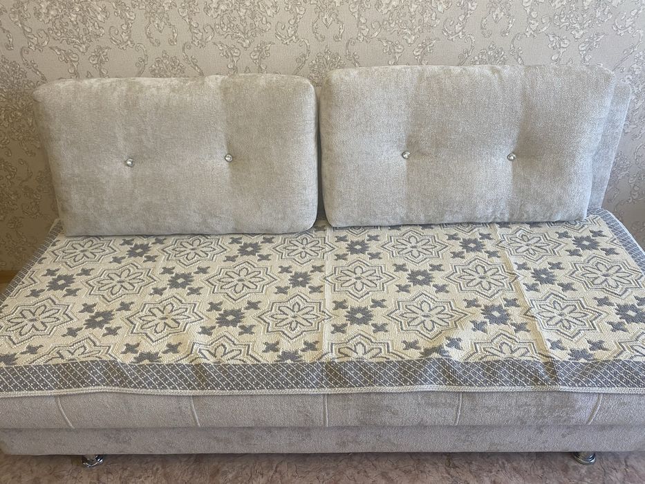 Продам диван белый