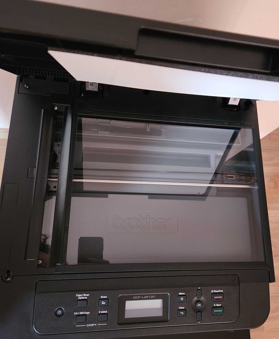 Принтер лазерен - черно-бяло принтиране и копиране, цветен скенер.