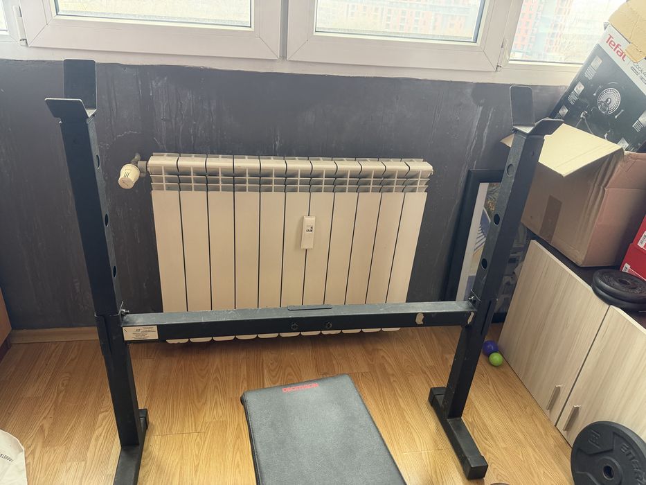 Фитнес лежанка Bench900 с 45кг дискове на нея , стойки за клек-лост